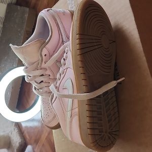 Jordan 1 Low (W) US 6Arctic Pink Gum